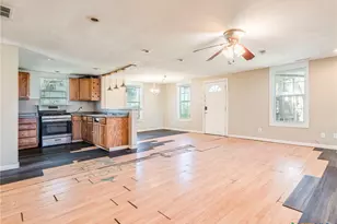 721 E Pine St, Seguin, TX 78155 - Photo 9