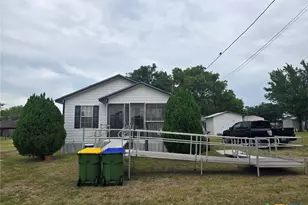 1517 School St, Gonzales, TX 78629 - Photo 1