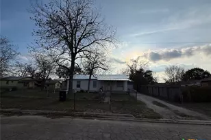 784 Samuels Ave, New Braunfels, TX 78130 - Photo 3