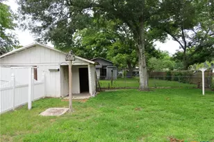 610 E Krezdorn St, Seguin, TX 78155 - Photo 25