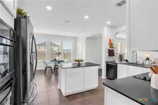 2077 Oxbow Cir, New Braunfels, TX 78130 - Photo 9