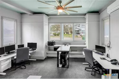 503 S Austin Street, Seguin, TX 78155 - Photo 9