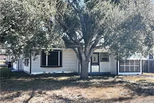 142 W 4th St, Yorktown, TX 78164 - Photo 7