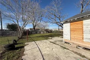 731 W Live Oak St, Port Lavaca, TX 77979 - Photo 3