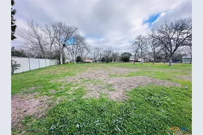 209 Maple St, Yoakum, TX 77995 - Photo 5