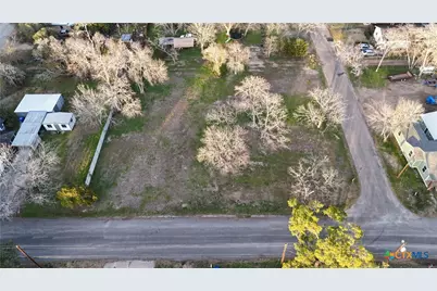 209 Maple St, Yoakum, TX 77995 - Photo 9