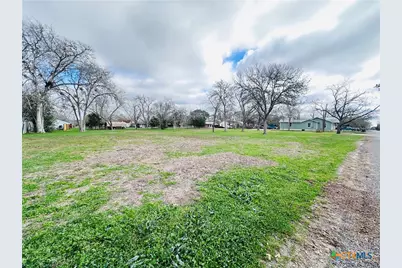 209 Maple St, Yoakum, TX 77995 - Photo 1