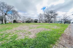 209 Maple St, Yoakum, TX 77995 - Photo 1