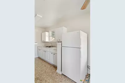 625 S Wells, Edna, TX 77957 - Photo 7