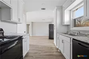 3901 Hiland Dr, Beverly Hills, TX 76711 - Photo 5