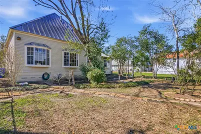 501 W Grand Avenue, Yoakum, TX 77995 - Photo 23