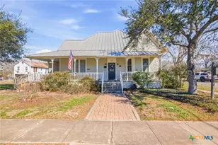 501 W Grand Ave, Yoakum, TX 77995 - Photo 1