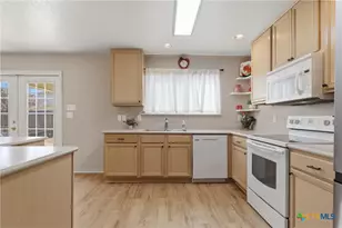 637 Northhill Cir, New Braunfels, TX 78130 - Photo 5