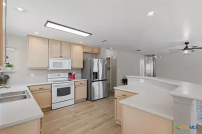 637 Northhill Circle, New Braunfels, TX 78130 - Photo 7