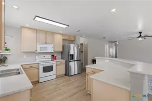 637 Northhill Cir, New Braunfels, TX 78130 - Photo 7