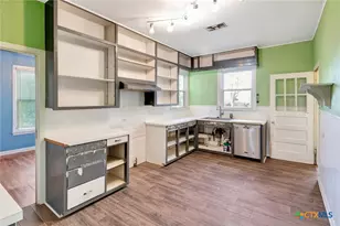 1103 Hopkins St, Yoakum, TX 77995 - Photo 9