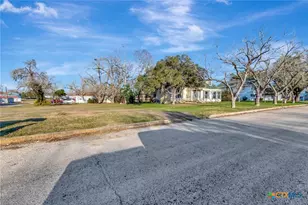 1103 Hopkins St, Yoakum, TX 77995 - Photo 37