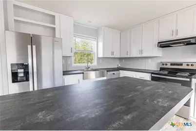 117 Royal, Taylor, TX 76574 - Photo 9