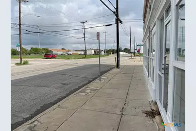 1427 N Austin Street, Seguin, TX 78155 - Photo 9