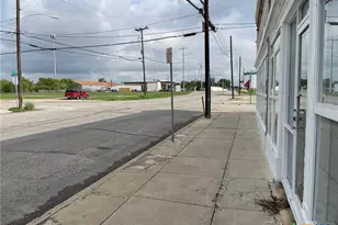 1427 N Austin St, Seguin, TX 78155 - Photo 9