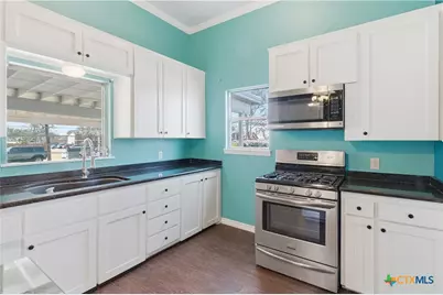 222 E Cedar Street, Seguin, TX 78155 - Photo 17