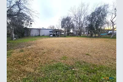 811 E New Braunfels Street, Seguin, TX 78155 - Photo 15