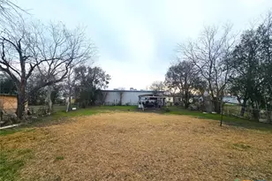 811 E New Braunfels St, Seguin, TX 78155 - Photo 13