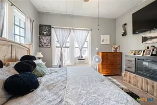 406 E Gonzales St, Yoakum, TX 77995 - Photo 23