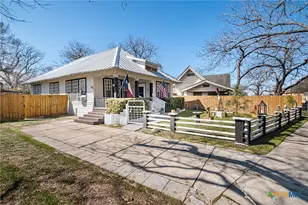 406 E Gonzales St, Yoakum, TX 77995 - Photo 3