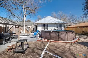 406 E Gonzales St, Yoakum, TX 77995 - Photo 31