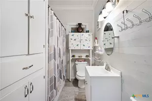 406 E Gonzales St, Yoakum, TX 77995 - Photo 21