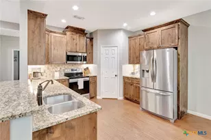 102 Tiki Ct, Victoria, TX 77904 - Photo 9