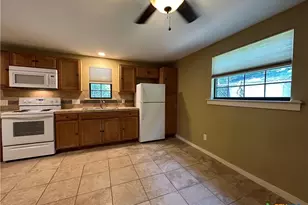 818 W Hopkins St, San Marcos, TX 78666 - Photo 3