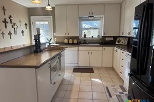 1011 E Main St, Cuero, TX 77954 - Photo 13