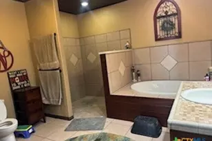 1011 E Main St, Cuero, TX 77954 - Photo 21