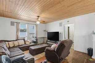 386 E Nacogdoches St, New Braunfels, TX 78130 - Photo 5