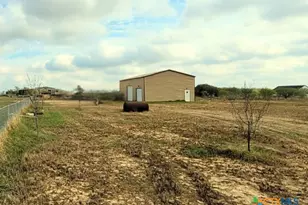 2072 County Rd 421, Stockdale, TX 78160 - Photo 5
