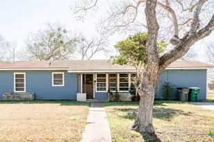 1705 E Poplar Ave, Victoria, TX 77901 - Photo 1