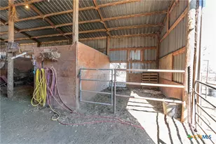 173 Co Rd 458A, Thorndale, TX 76577 - Photo 33
