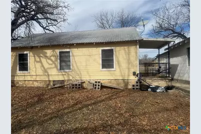 708 W Avenue C, Lampasas, TX 76550 - Photo 5