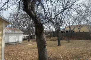 708 W Ave C, Lampasas, TX 76550 - Photo 7