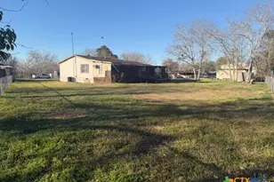 811 Cadwell, Yoakum, TX 77954 - Photo 3