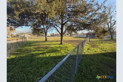 802 Cadwell, Yoakum, TX 77954 - Photo 9