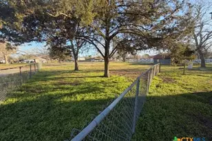 802 Cadwell, Yoakum, TX 77954 - Photo 9