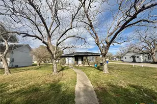 801 Hopkins St, Yoakum, TX 77995 - Photo 9