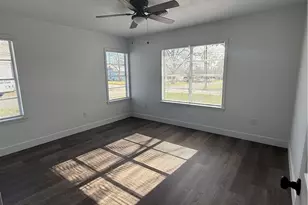 801 Hopkins St, Yoakum, TX 77995 - Photo 5