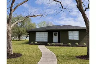 801 Hopkins St, Yoakum, TX 77995 - Photo 1