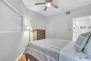 401 W Lincoln St, New Braunfels, TX 78130 - Photo 9