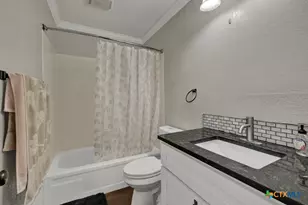 1051 Country Club Dr, Seguin, TX 78155 - Photo 11