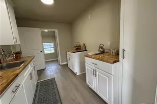 964 E Mountain St, Seguin, TX 78155 - Photo 5